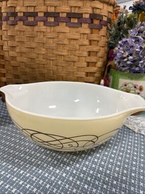 vintage Pyrex 4-quart mixing bowl, model #444, featuring the "Golden Scroll"